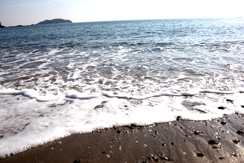初冬の穏やかで波のない内妻（うちづま）海岸