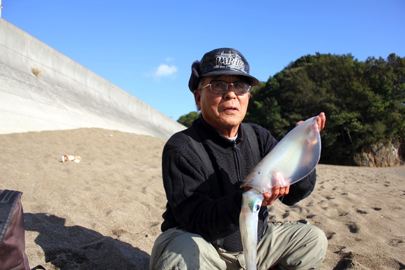 砂美（さび）でアオリイカを釣るおじさんたちの光景