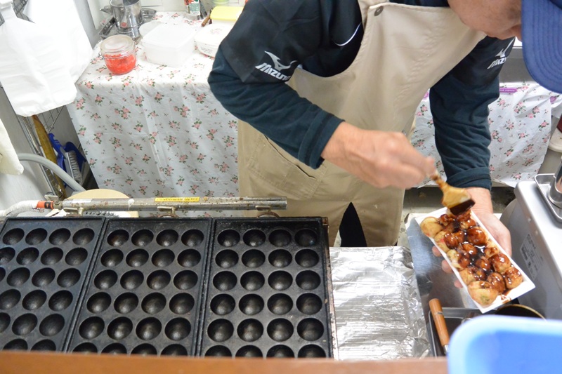 浜の側に佇むほっとスポット、たこ焼きの「さんぽみち」