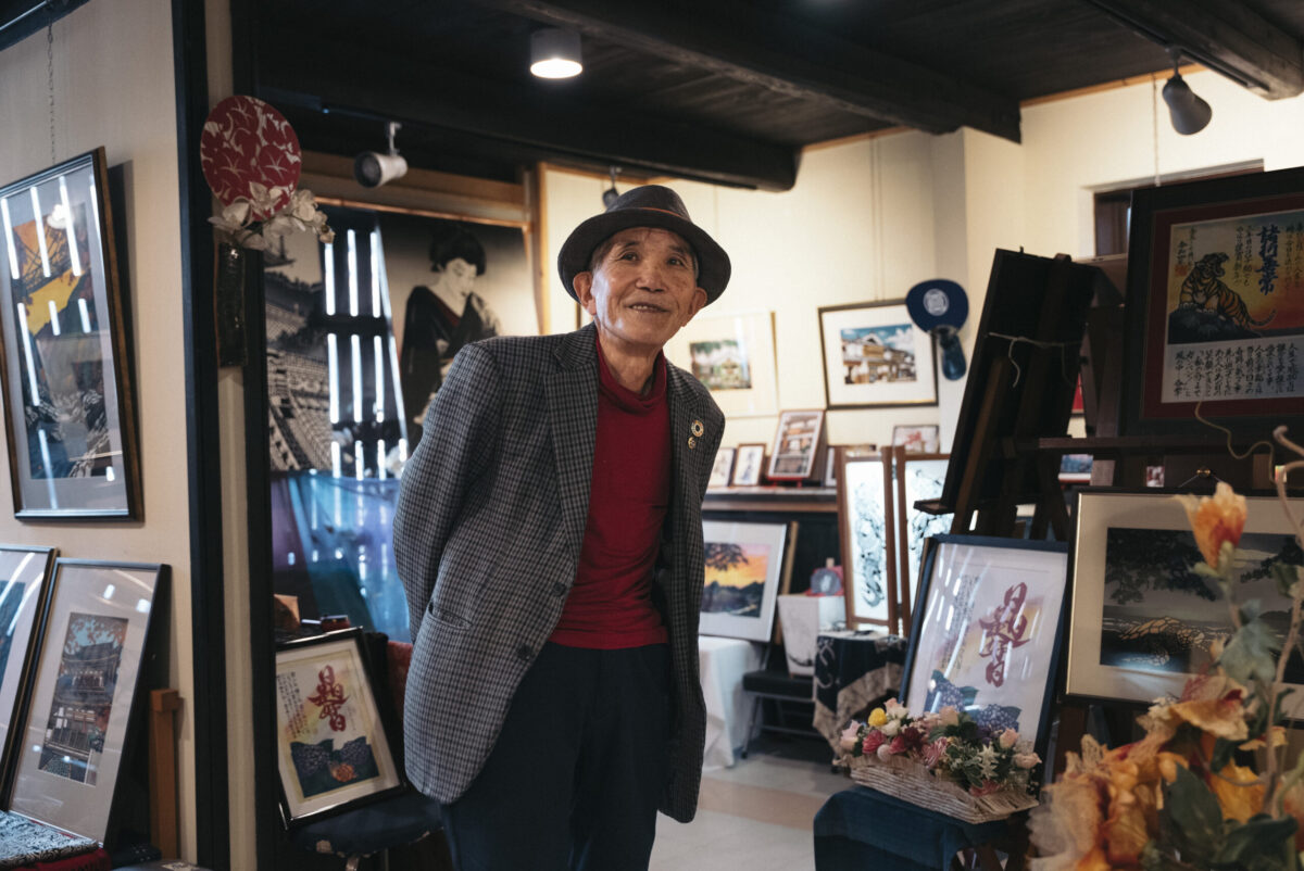 「自己満足な表現じゃなく、町への恩返しでもある」切り絵作家 川邊博正