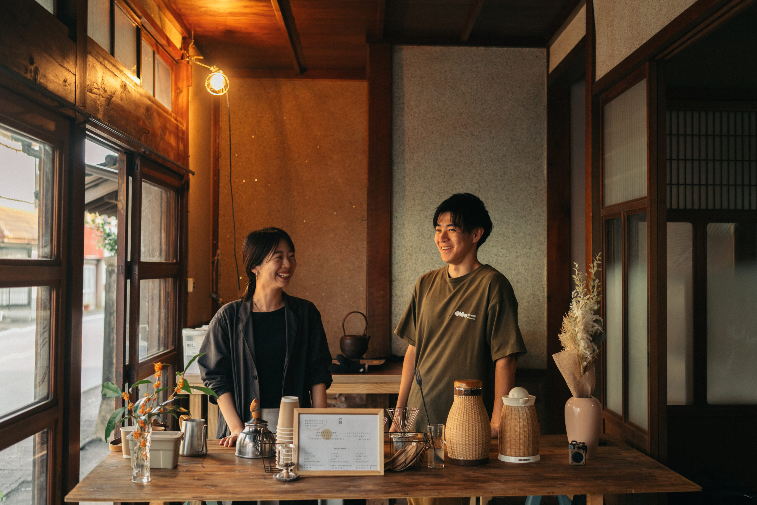 人が集まる風景に魅力を感じて – 【灯閑（とうかん）】花野修平さん・田中美有さん