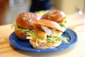 牟岐町で獲れた寒グレを使った牟岐フィッシュバーガー！